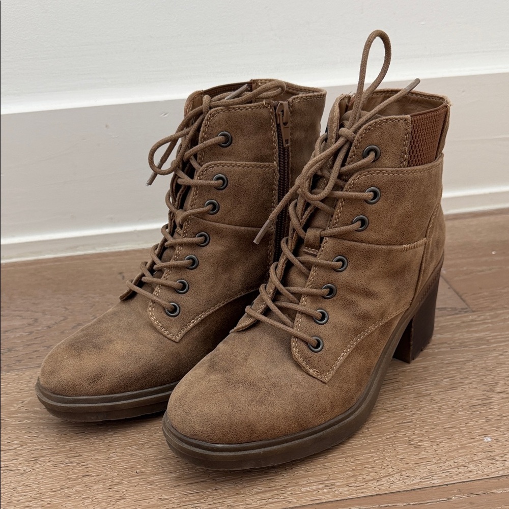 Crown Vintage Brown Lace-Up Boots